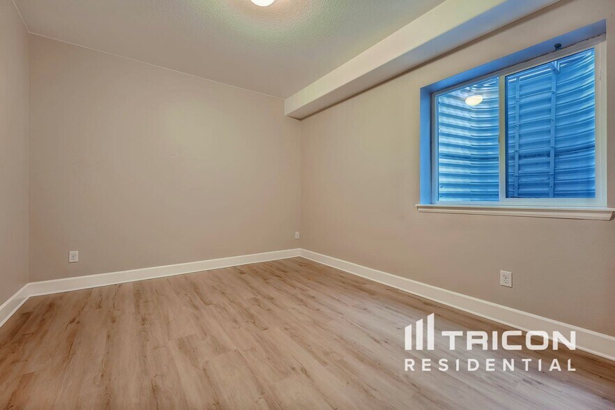 Building Photo - 26110 E Davies Dr