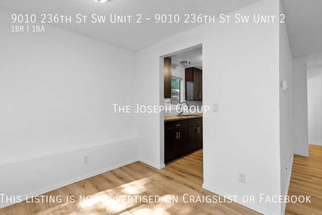 Building Photo - Conveniently Located 1 bed with Hardwood F...