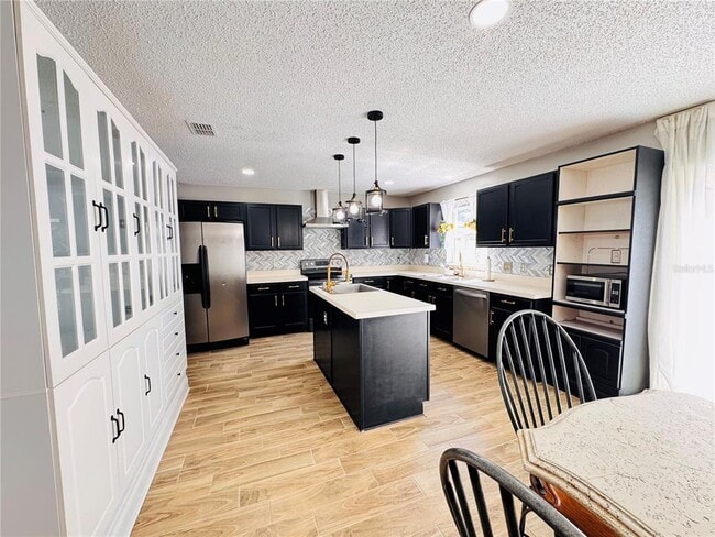 Building Photo - 2050 Corner Glen Dr