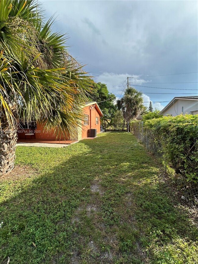 Building Photo - 5200 NW 17th Ct