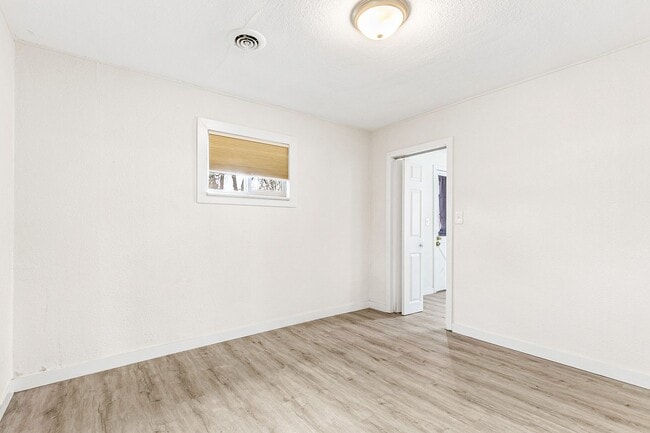 Building Photo - Charming Private 1-Bedroom Carriage House with Modern Amenities in Englewood