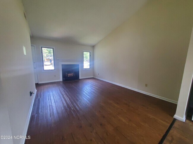 Building Photo - 1908 White Hollow Dr