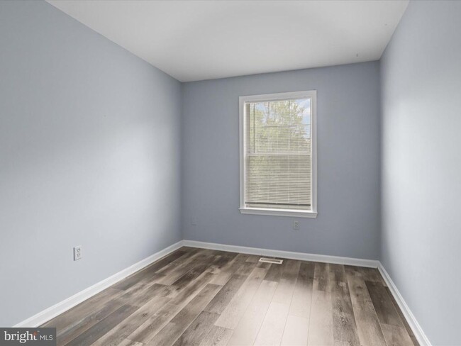 Building Photo - 303 Mayfair Pl