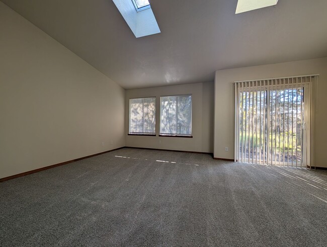 Building Photo - Spacious 2-Bedroom, 2-Bath Duplex In The River Rd Area!