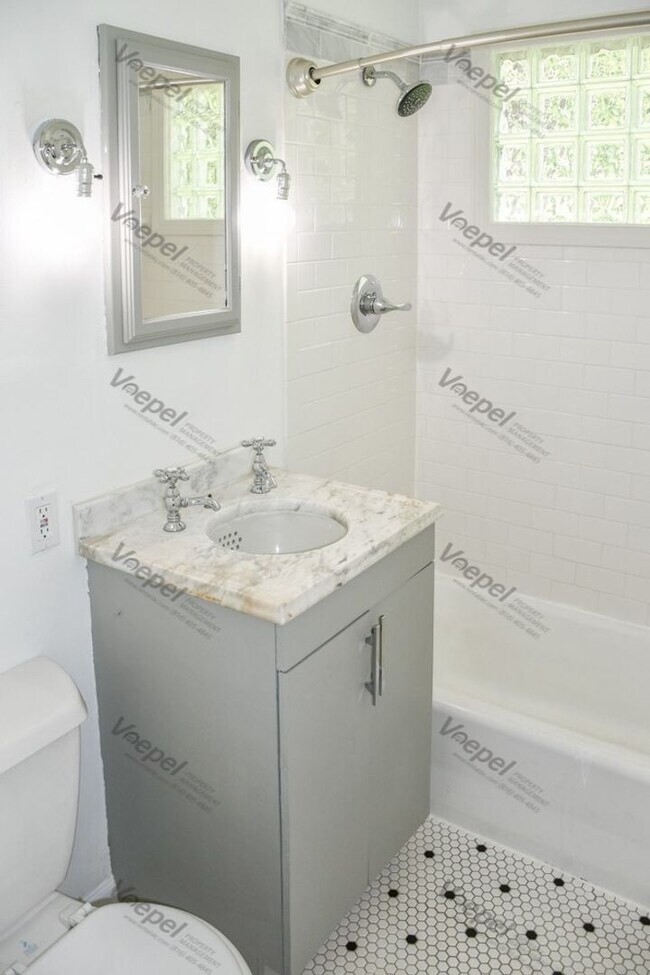 Building Photo - 3 Bed, 1 Bath Home with Garage in Prime Kansas City Location