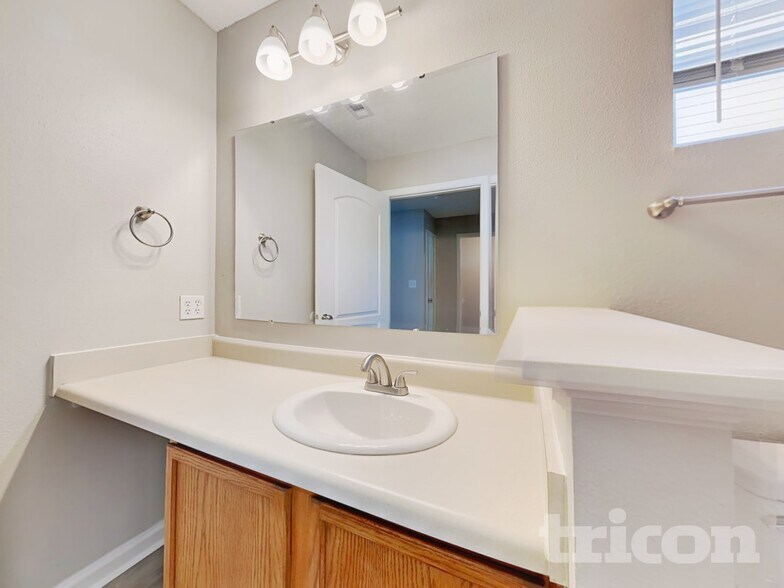 Building Photo - 2490 Lakecrest Dr