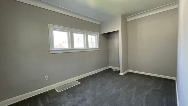 Building Photo - 3430 Maple St