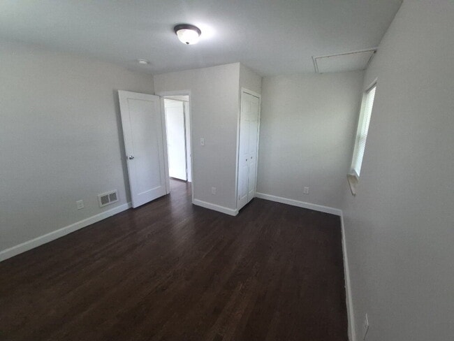 Building Photo - 5568 Raceview Ave