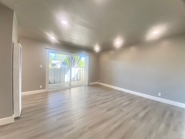 Building Photo - Fully Remodeled 1-bedroom Condo in Fremont...