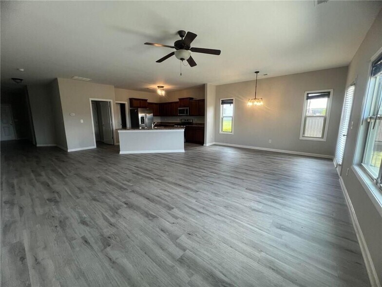 Building Photo - 1053 Sutherland Dr