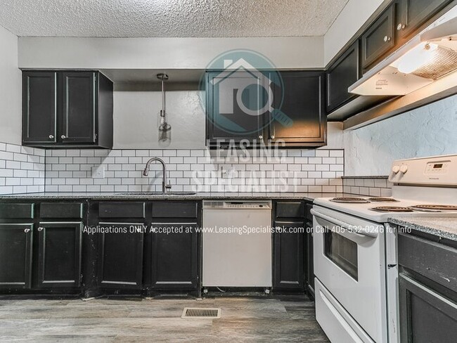 Building Photo - Spacious Updated 3 Bed 2 bath Home