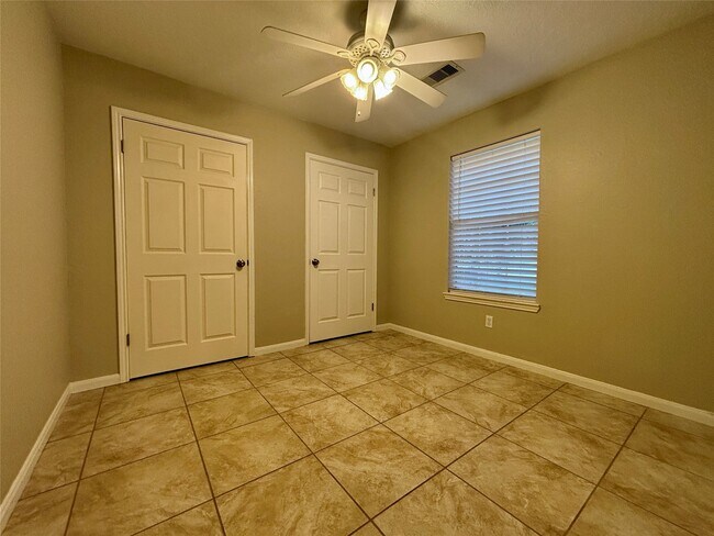 Building Photo - 10642 Royal Pines Dr