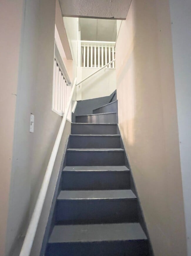 Building Photo - PRELEASING for AUGUST! Close to Campus