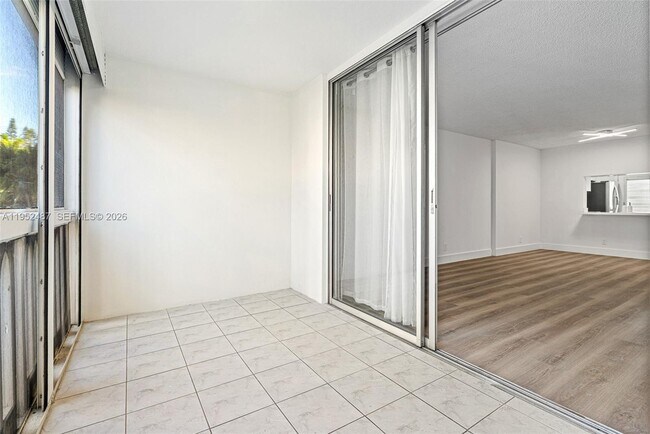 Building Photo - 901 NE 14th Ave