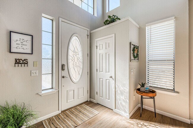 Building Photo - Beautiful Westside home FURNISHED with 4 b...