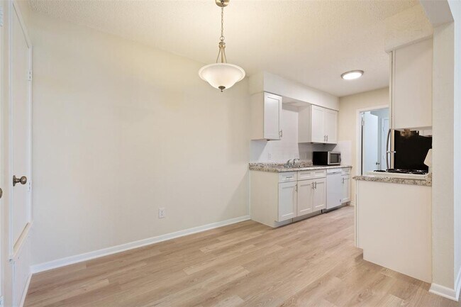Building Photo - 608 Country Aire Dr