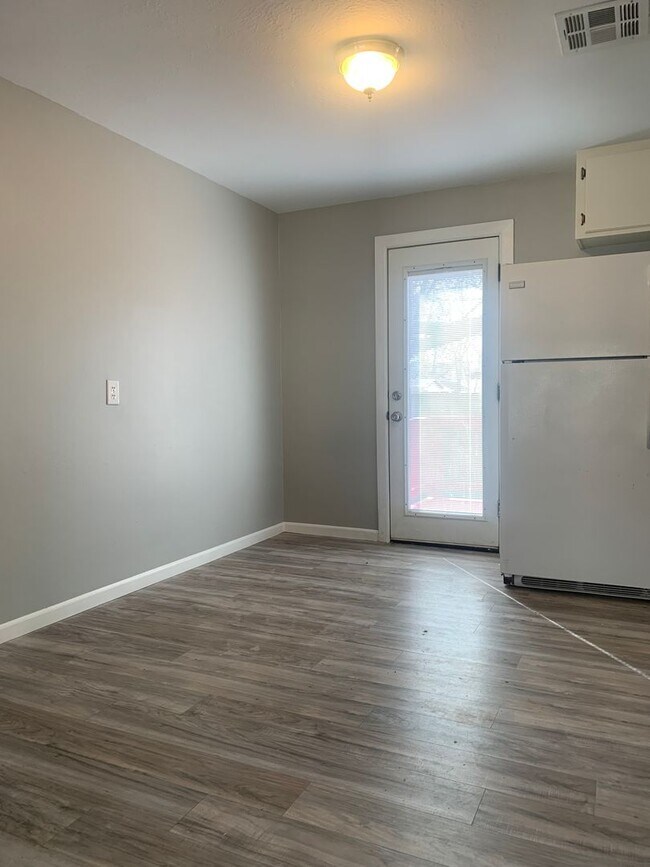 Building Photo - Charming Two Bedroom Downtown Springdale -