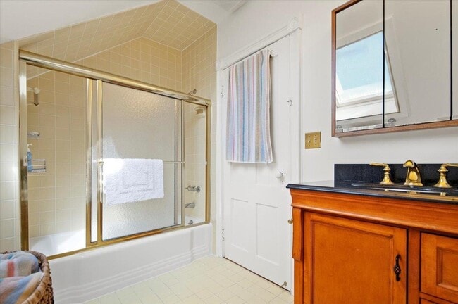 Building Photo - 627 W Rd