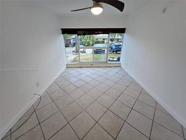 Building Photo - 733 NW 30th Ct