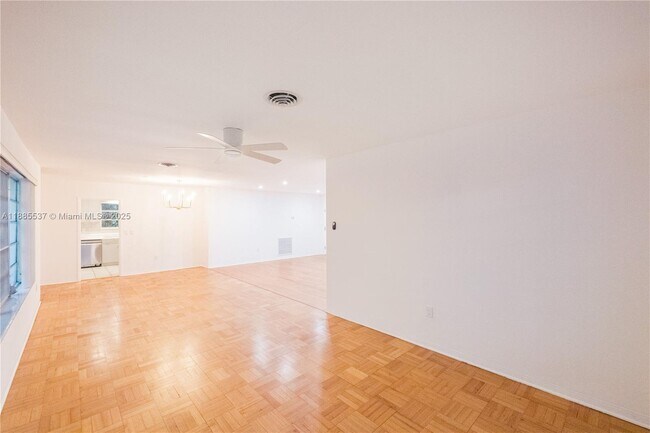 Building Photo - 5600 San Vicente St