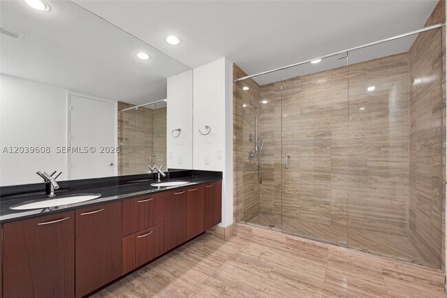 Building Photo - 16001 Collins Ave