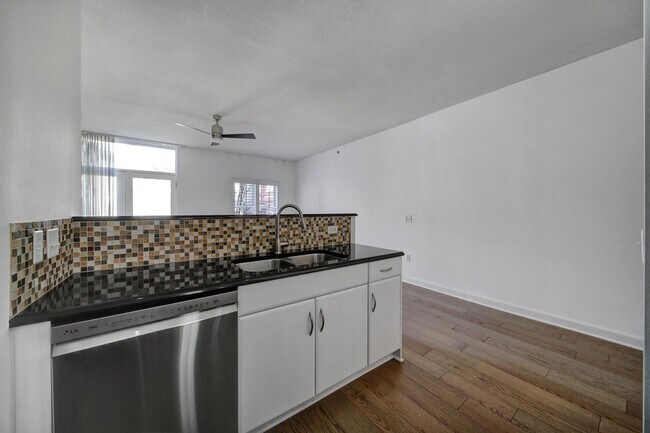 Building Photo - Beautiful 2 Bed 2 Bath Condo in Dilworth!