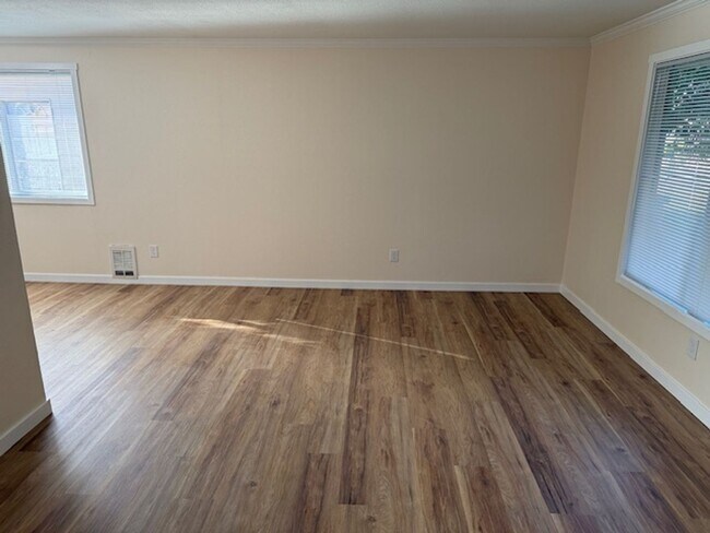 Building Photo - Alfi 3325 4-plex - Everett
