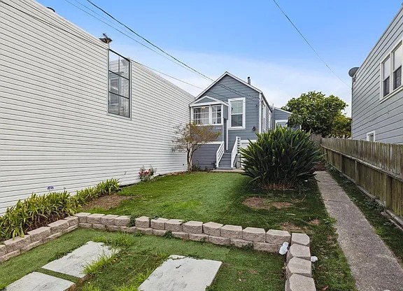 Building Photo - Renovated cottage on huge lot! This stylis...
