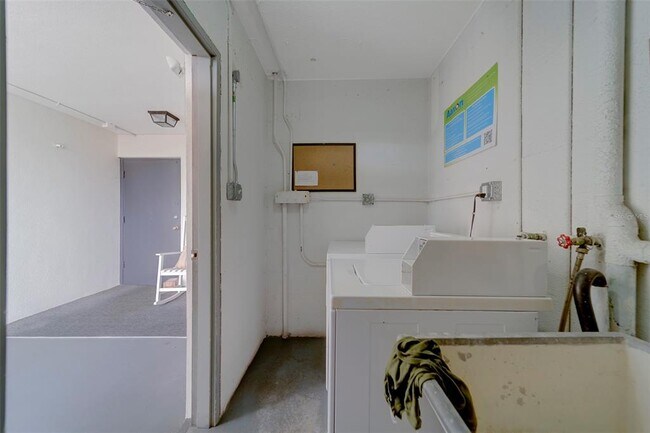 Building Photo - 2944 W Bay Dr