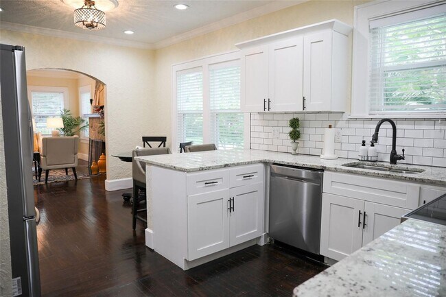 Building Photo - FURNISHED LUXURY 3 Br 3 Ba RENTAL NEAR DOW...
