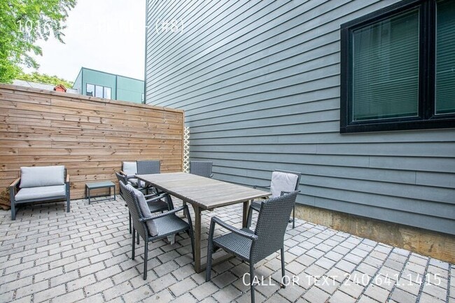 Building Photo - 1016 17th Pl NE