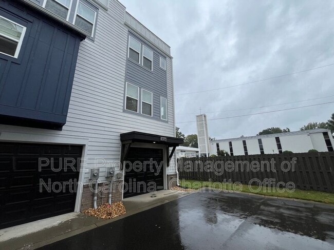 Building Photo - 2128 Electric Ln