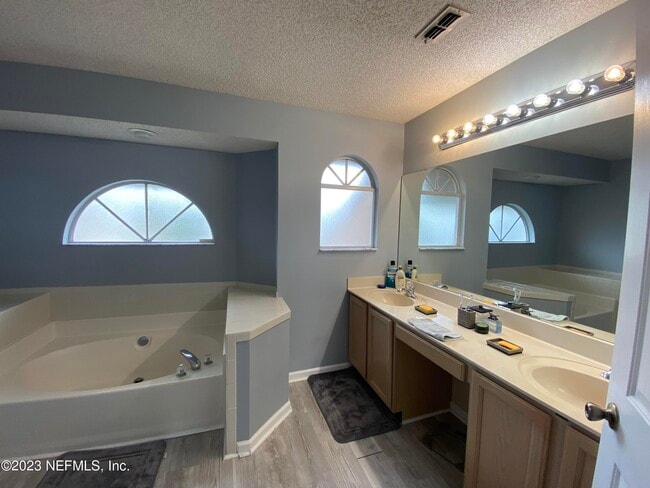 Building Photo - 11840 Ashbrook Cir N