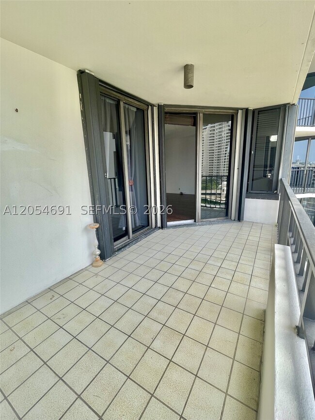Building Photo - 520 Brickell Key Dr