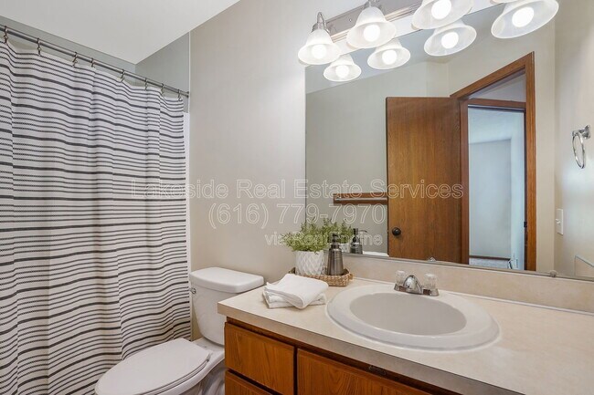 Building Photo - 2864 Locke Ave SW