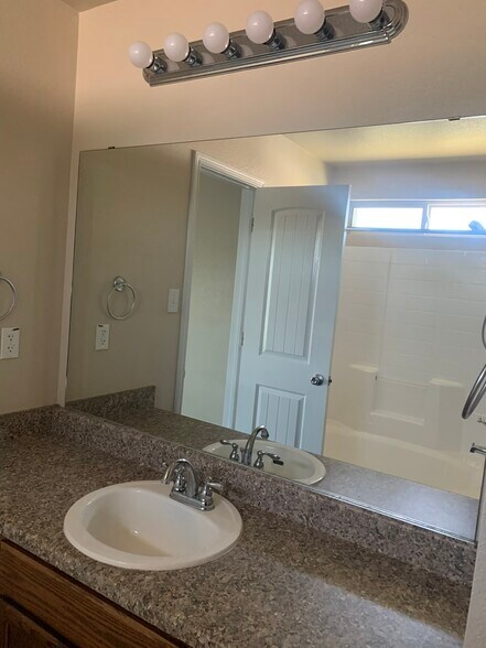 Building Photo - 935 Brookview Dr