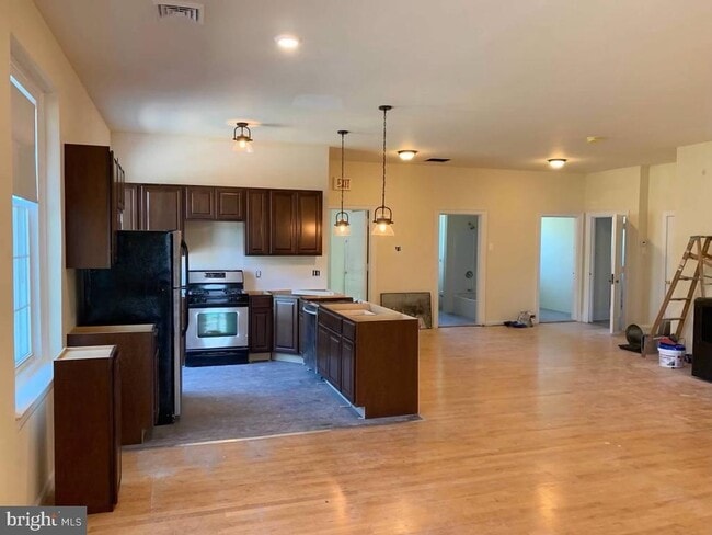 Building Photo - 100 W Merchant St