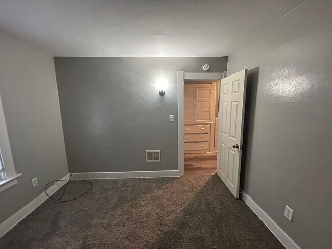 Building Photo - Rent ready!