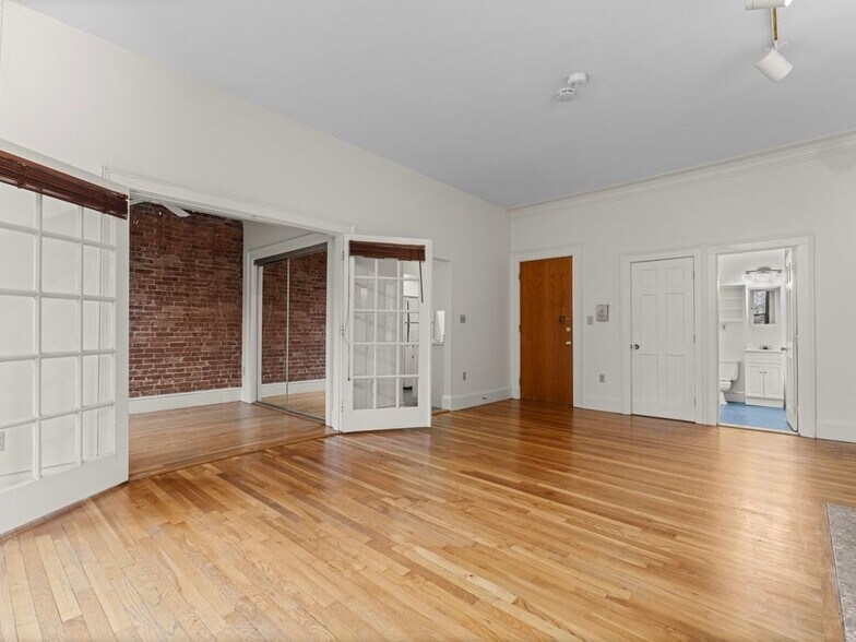 Building Photo - 473 Beacon St