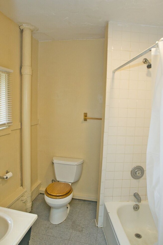 Building Photo - 865-869 Clifford