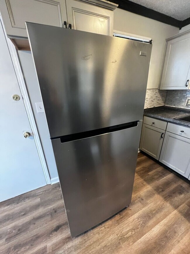 Building Photo - Freshly Painted 2-Bedroom with Refinished Hardwood Floors
