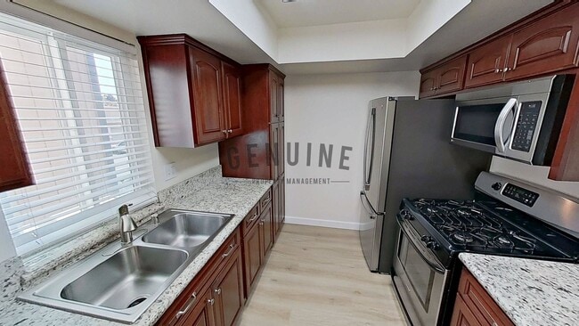Building Photo - Upstairs Spacious 1Bd Condo w/attached Garage