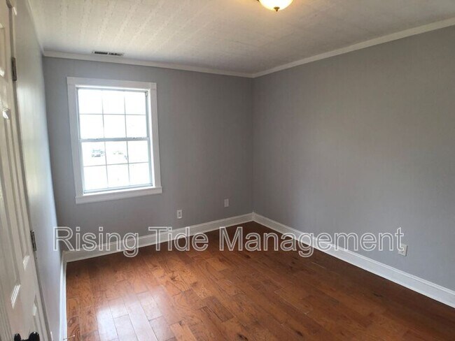 Building Photo - 2100 Merry Dr NE