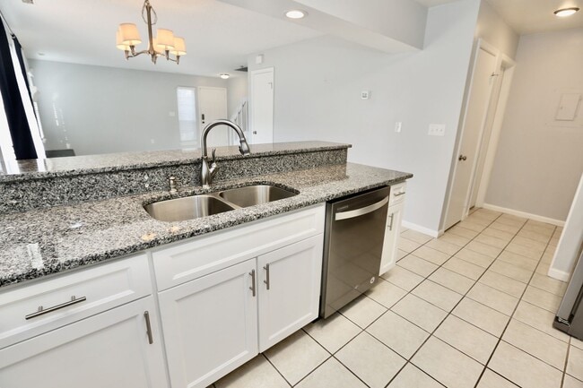 Building Photo - Ready 03-06-26! 2 Primary Suites! Near Little Creek, Dam Neck & Oceana Bases!