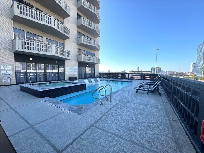 Building Photo - 2016 Main St