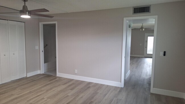 Building Photo - 120 Normandy Ln