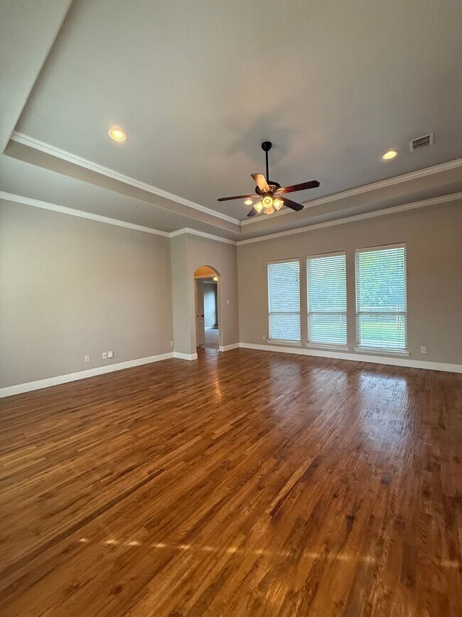 Building Photo - 3/2/2 - WATER + LAWN CARE Included + COMMUTER FRIENDLY