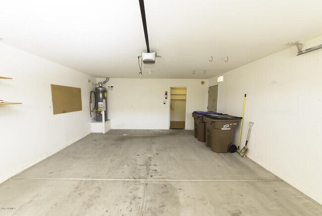 Building Photo - BEAUTIFUL 4 BED 2.5 BATH, OVER 2300SQFT., ...