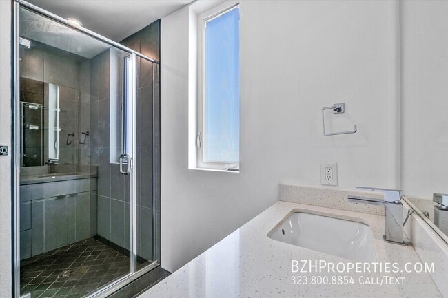 Building Photo - Gorgeous Modern Townhouse In Prime Mid-City