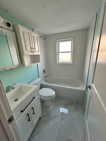 Guest bath. New tiles tub and vanity. - 1153 Rue des Rois